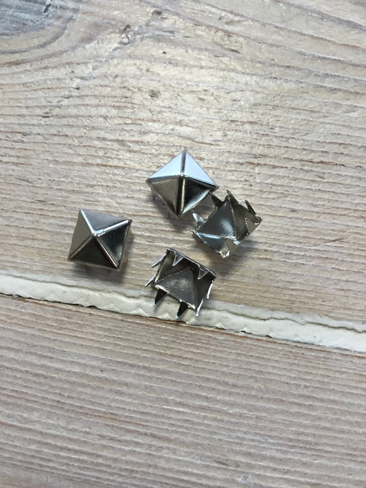 Studs 10mm
