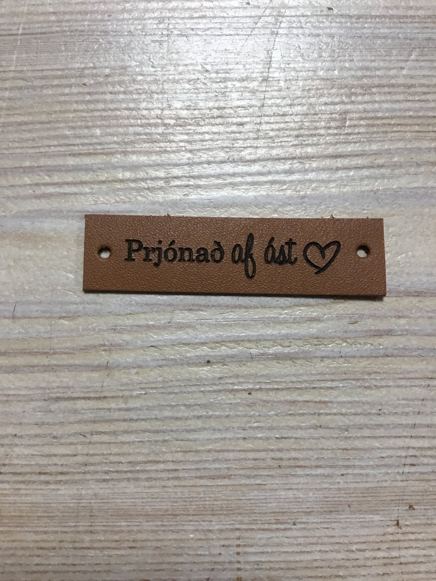 Leðurmerki -  Prjónað af ást